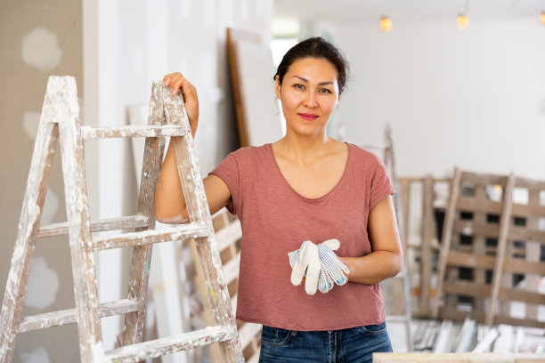 建筑工地内开朗的亚洲妇女肖像图片下载