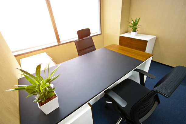 公司经理办公室有大窗户，电脑桌有黑色椅子。图片下载