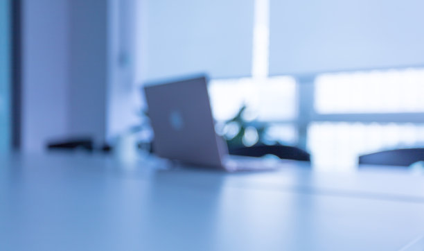 现代办公室会议室内部，散焦效果图片下载