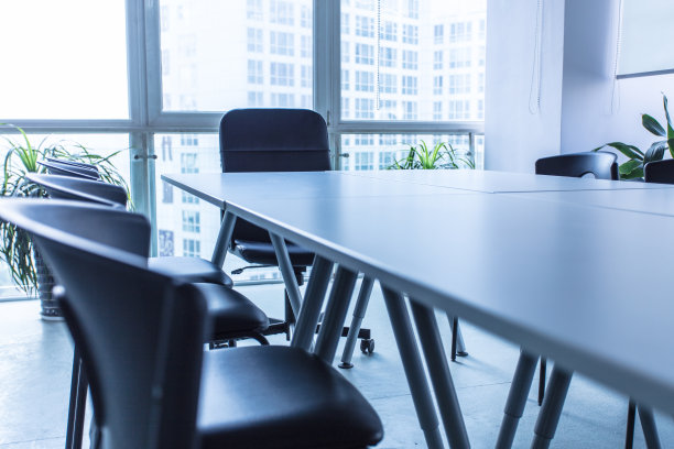 会议室配有桌椅和大窗户图片下载