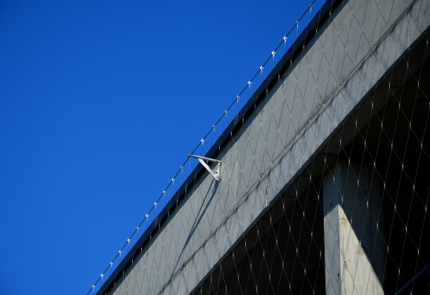 在阳台的正面是一个张拉的电缆网络覆盖整个建筑。电紧张绝缘体。建筑物的四角成拱形，呈圆形。编织网图片下载