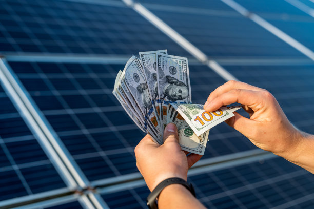 拿着美元钞票的男性手放在太阳板上图片下载