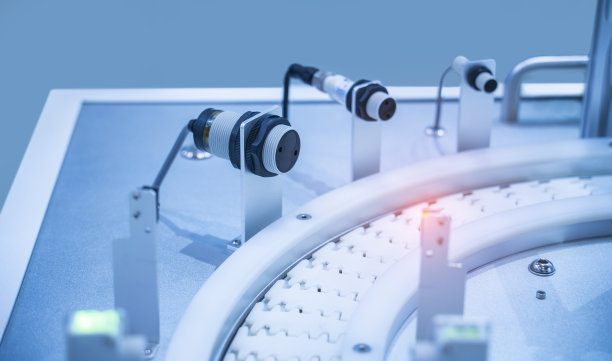 工业机械机器人装配线上的换能器。智能工厂工业4.0概念。图片下载