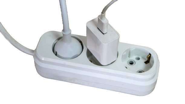 捆绑电线的美元，选择性聚焦。能源危机的概念和电力通货膨胀的股票照片…图片下载