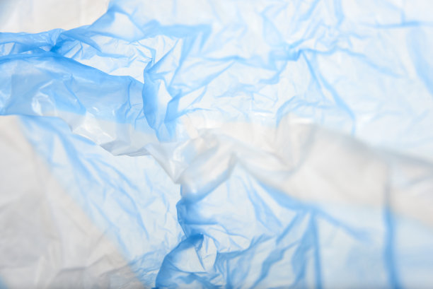 白色和蓝色的皱塑料袋。概念:可持续性,回收利用图片下载