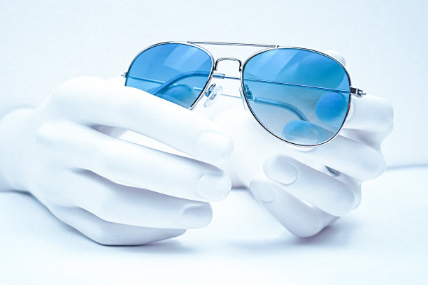 白底模特手中的墨镜图片下载