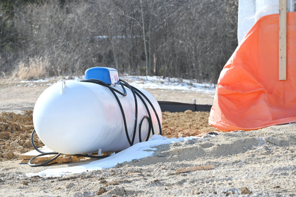 施工现场的丙烷罐图片下载