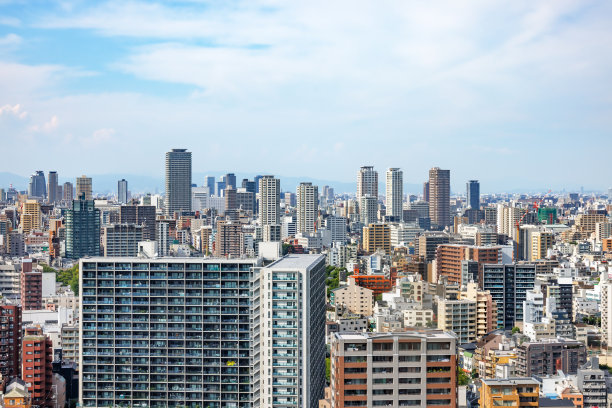 从摩天大楼顶端看大阪的城市景观图片下载