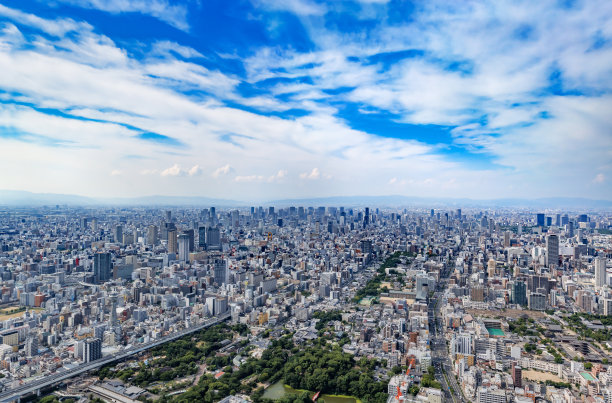 从摩天大楼顶端看大阪的城市景观图片下载