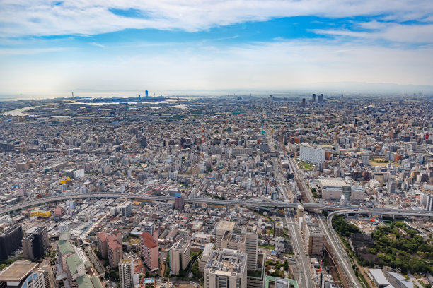 从摩天大楼顶端看大阪的城市景观图片下载