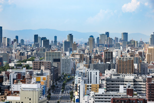 从摩天大楼顶端看大阪的城市景观图片下载
