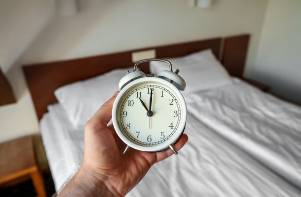 时钟显示上午11点。该起床了。图片下载