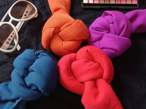 时尚色彩鲜艳的围巾图片下载