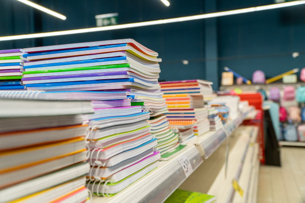 笔记本超市为返校营销活动。回到学校。学校用品图片下载