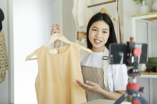 年轻的亚洲女商人时尚博主展示微笑的脸布。图片下载