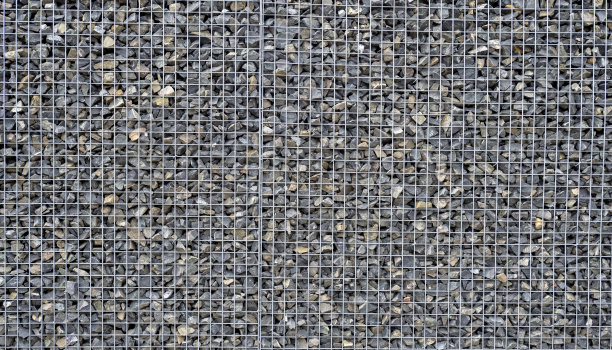 格宾用一堆堆小石头做成网格状作为城市或花园的装饰，有质感的背景图片下载