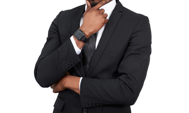 严肃的非洲裔美国商人摸着下巴，穿着白色背景上隔离的黑色西装图片下载