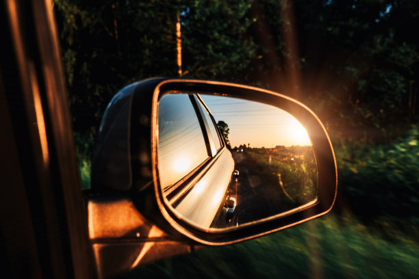 马路日落车镜。夏天的阳光，公路上的汽车马路反射在镜子里。假期旅行的概念。图片下载