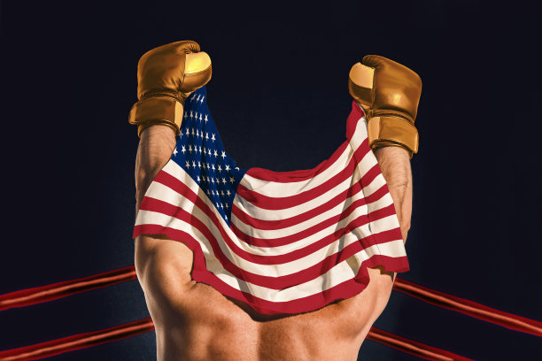 举着美国国旗的美国拳击手。冠军庆祝胜利。美国领导人图片下载