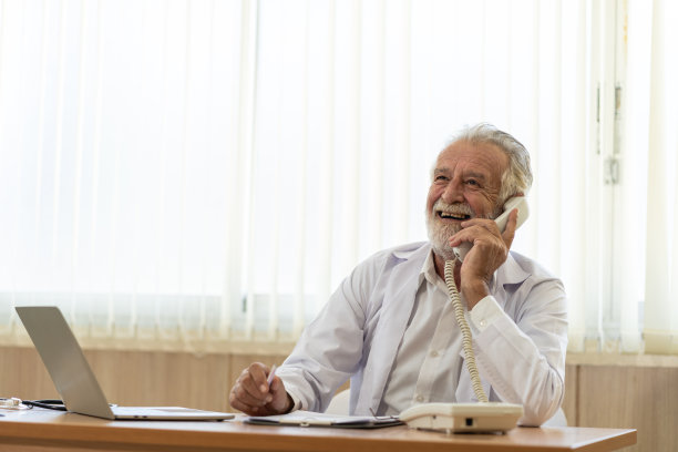 资深老医生戴耳机。远程在线医疗聊天会诊，远程医疗远程服务。远程医疗的概念图片下载