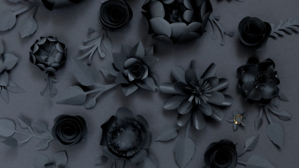 黑色背景上的黑色纸花。从纸上。图片下载