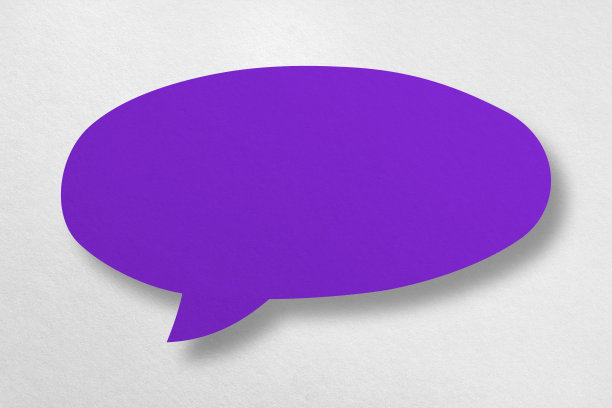 紫色剪纸语音气球形状孤立在白色背景图片下载