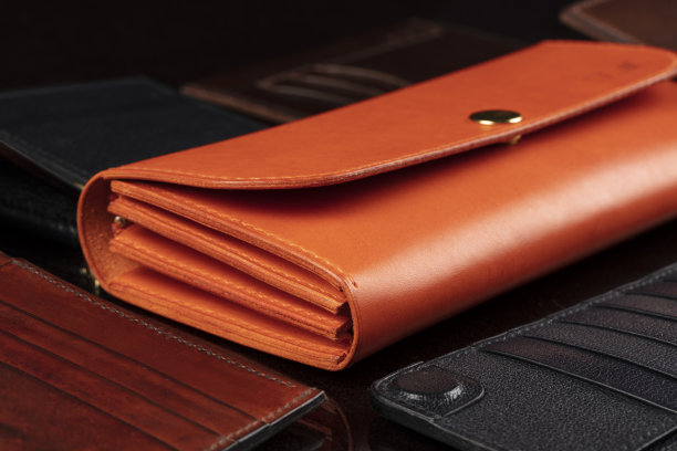 皮具钱包和钱包特写。图片下载