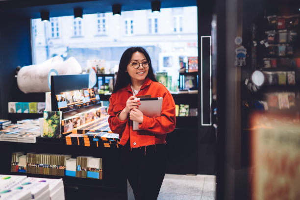 满意的年轻女性观看展览图片下载
