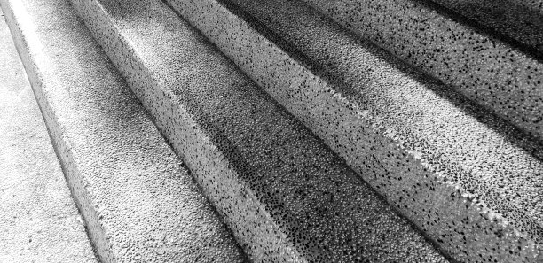 抽象楼梯在黑白，抽象的台阶，楼梯在城市，花岗岩楼梯，石楼梯经常看到的纪念碑和地标，黑白照片图片下载