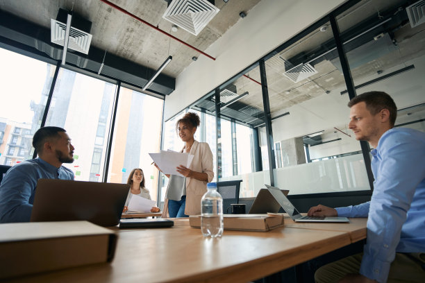 年轻同事开会讨论工作问题的照片。图片下载