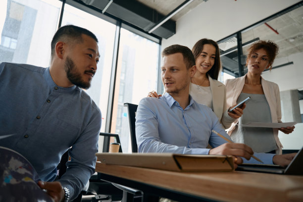 一群男女正在宽敞的办公室里交谈图片下载