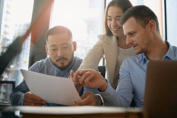 团队的年轻专业人士讨论文件在开放的办公室图片下载