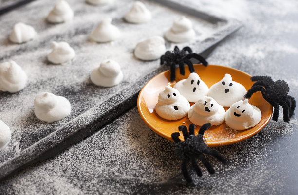 以幽灵的形式在桌子上烘焙图片下载