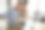 在现代合作中，自信的男性向女性同事展示文件图片下载