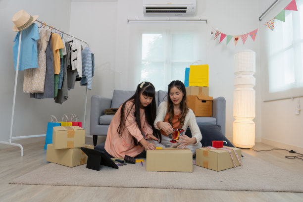 母亲和女儿作为团队工作，在家社交，在线聊天，通过电脑平板电脑销售业务图片下载