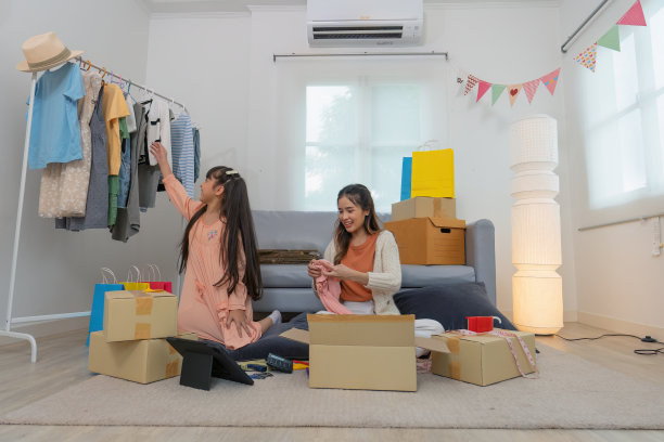 母亲和女儿作为团队工作，在家社交，在线聊天，通过电脑平板电脑销售业务图片下载