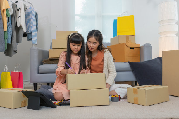 母亲和女儿作为团队工作，在家社交，在线聊天，通过电脑平板电脑销售业务图片下载