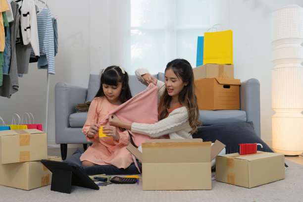 母亲和女儿作为团队工作，在家社交，在线聊天，通过电脑平板电脑销售业务图片下载