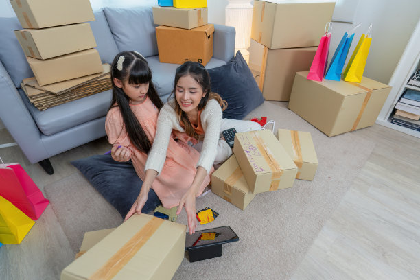 母亲和女儿作为团队工作，在家社交，在线聊天，通过电脑平板电脑销售业务图片下载