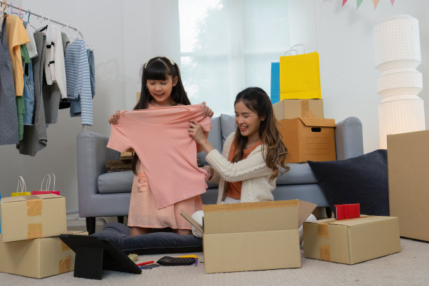 母亲和女儿作为团队工作，在家社交，在线聊天，通过电脑平板电脑销售业务图片下载