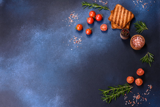 美味的烤火腿片放在木制砧板上，配上香料和香草图片下载