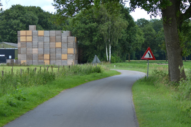 可以看到有木箱的农场图片下载