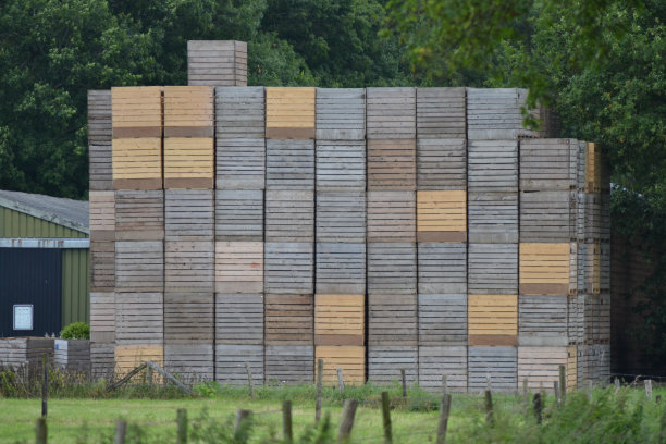 一墙之隔的木箱，准备迎接新的丰收图片下载