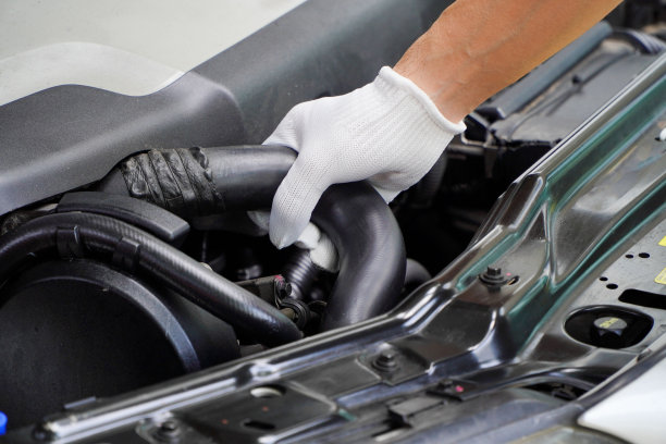 机械工戴着白手套检查散热器软管。出发前检查汽车状况的概念图片下载