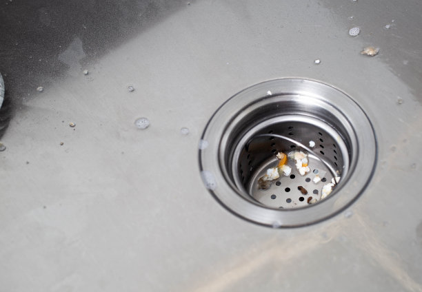 厨房金属水槽的防护网过滤器，防止堵塞。洗完盘子后，洗碗池被食物残渣堵塞。复制文本空间图片下载