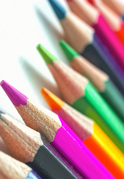 彩色铅笔在白色背景上特写，用于背景和纹理，特写，浅景深图片下载
