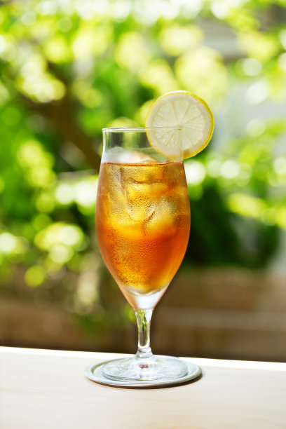 清爽的木制背景冰茶杯图片下载