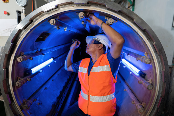 维修工程师在工厂关闭期间对压力罐进行检查图片下载