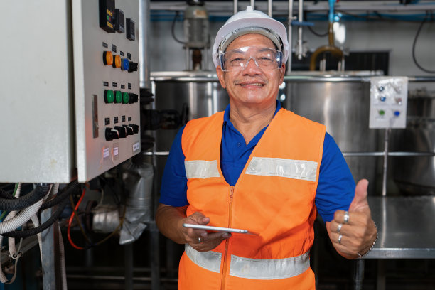 电气工程师进行设备防滑检查，检查热电偶控制面板图片下载