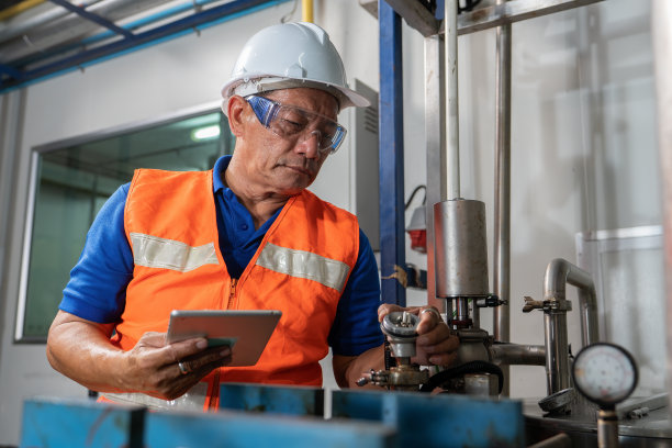 电气工程师进行设备防滑检查，检查热电偶控制面板图片下载